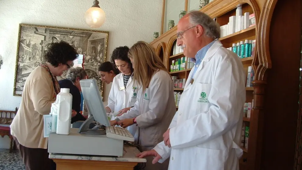 La farmacia de José Antonio Vicente, que aparece en primer término, comenzó a expedir las nuevas recetas desde primera hora de la mañana