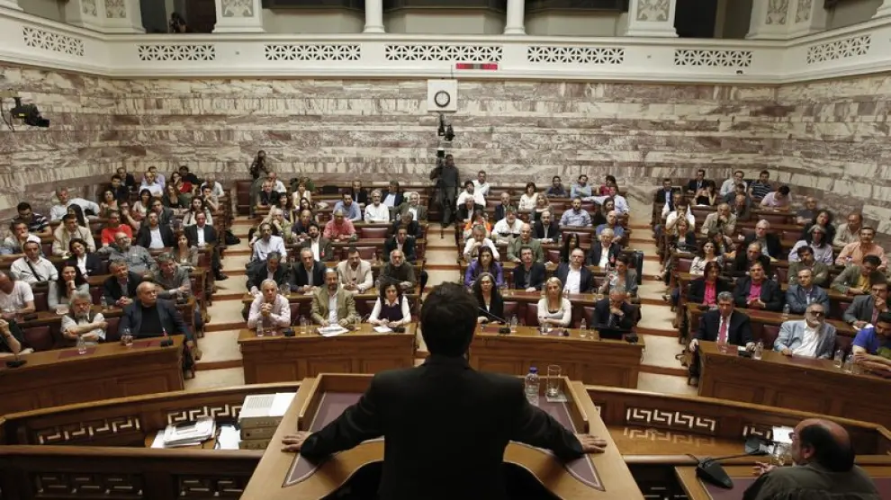 El lider de Syriza intenta formar gobierno en el Parlamento