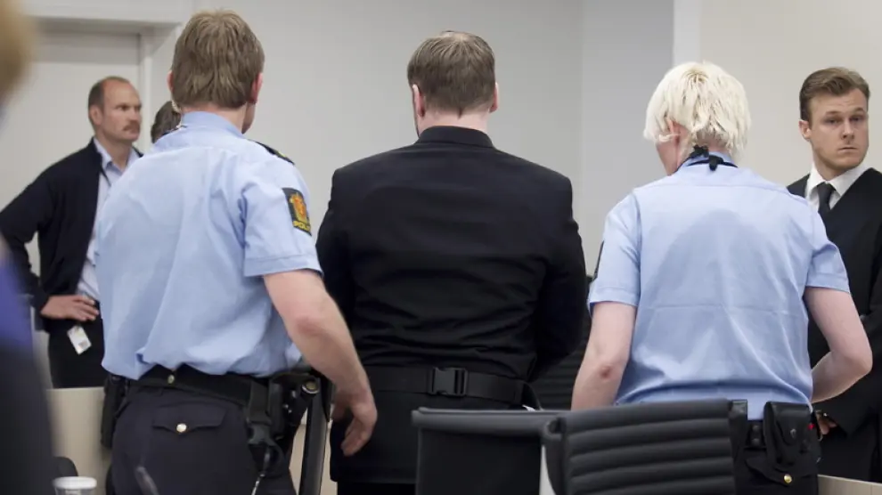Breivi, este viernes, escoltado por dos policías durante el juicio