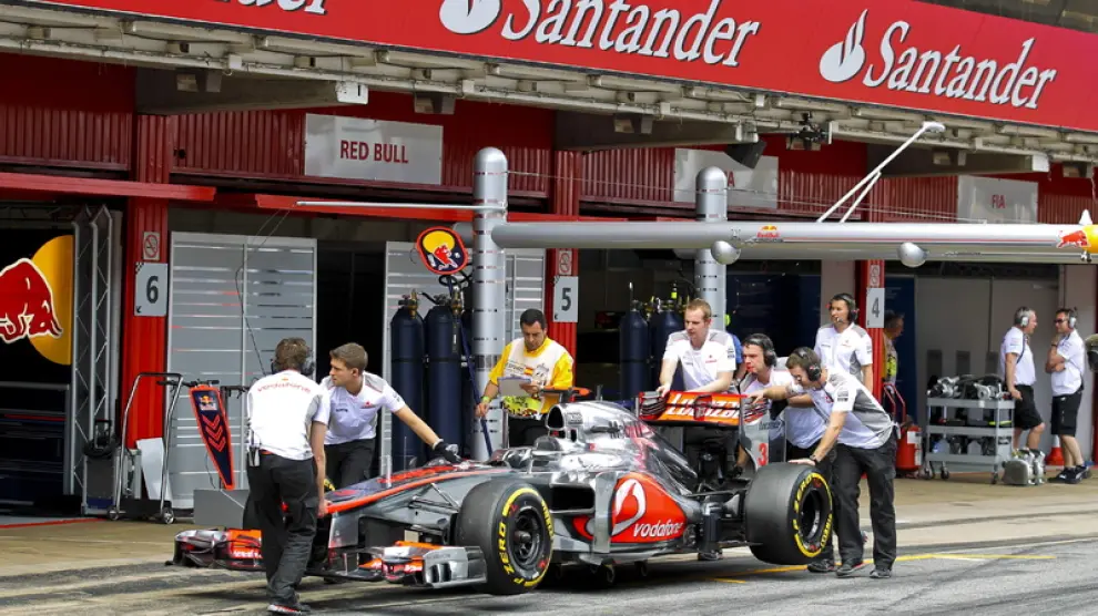 El McLaren de Hamilton en el 'pit'
