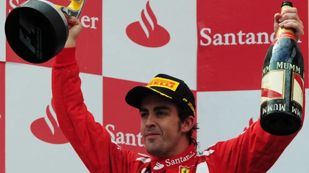 Alonso en el segundo escalón del podio en Montmeló