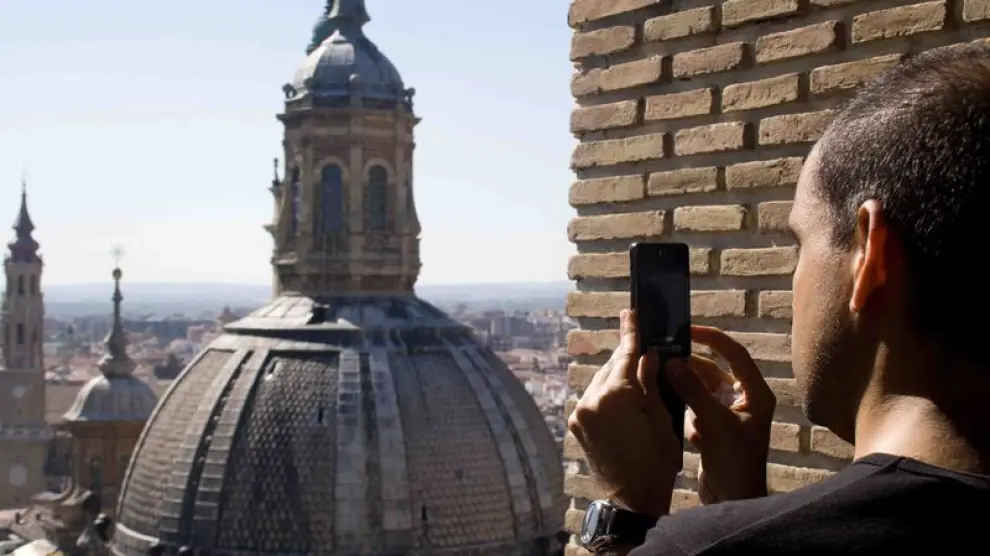 Un turista, en la torre del Pilar