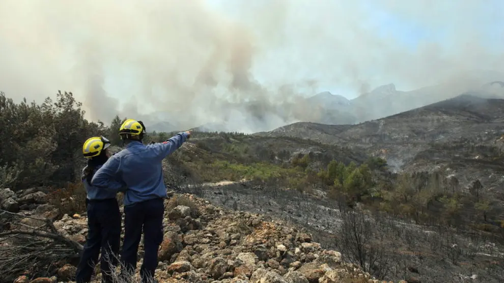 Los bomberos tratan de controlar el fuego en Tarragona