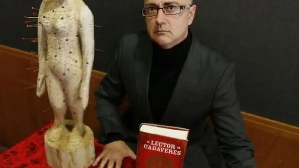 Antonio Garrido con su novela premiada
