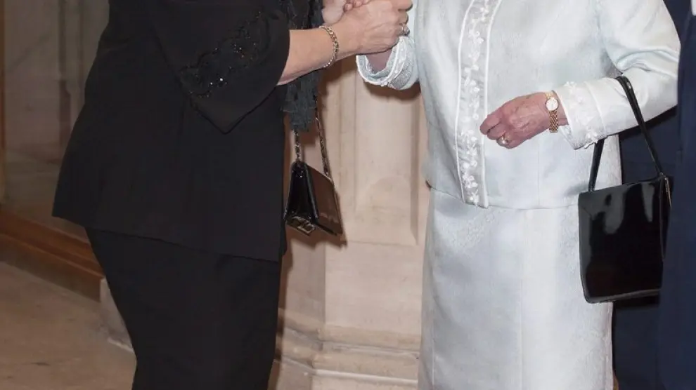 Isabel II es felicitada por Beatriz de Holanda
