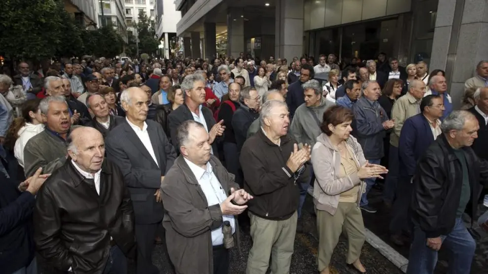 Ciudadanos griegos protestan frente al ministerio de Finanzas en Atenas