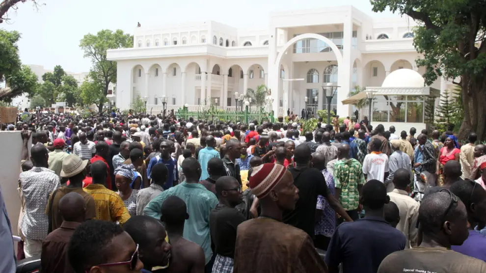 El palacio presidencial de Bamako rodeado por la multitud