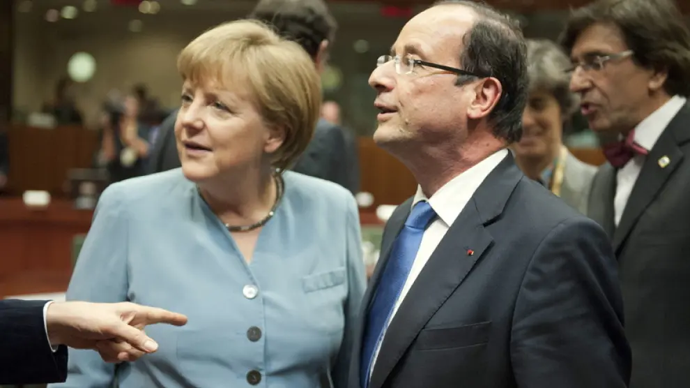 Hollande y Merkel escenifican su ruptura en torno a los eurobonos