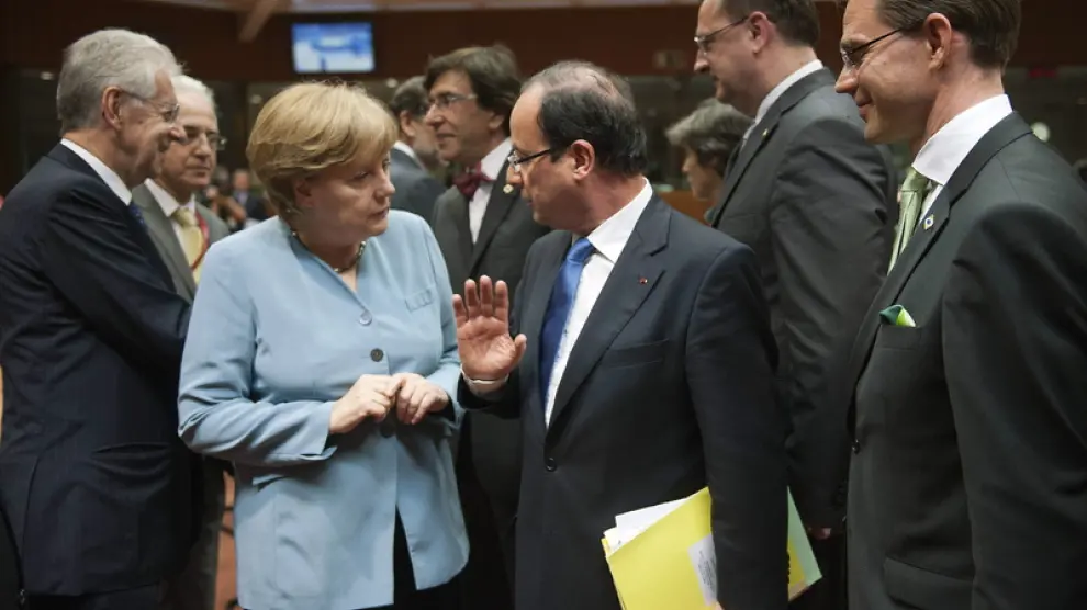 Hollande y Merkel escenifican su ruptura en torno a los eurobonos