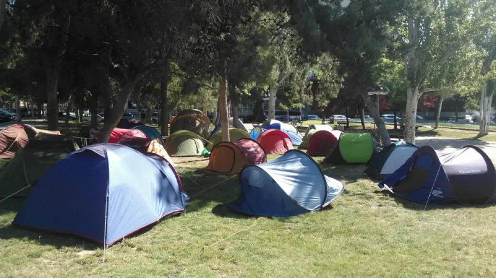 Un grupo de estudiantes ha acampado en la Universidad de Zaragoza