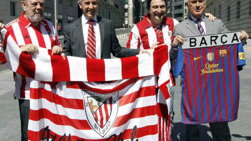 Diputados catalanes y vascos llevan la Copa del Rey al Congreso