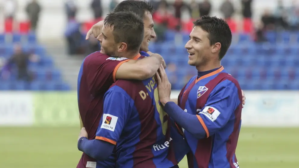 Los jugadores del Huesca celebran un gol