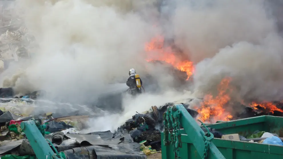Incendio en una empresa de reciclaje en Fraga