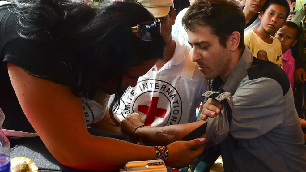 Delegados del Comité Internacional de Cruz Roja tratan a Langlois.