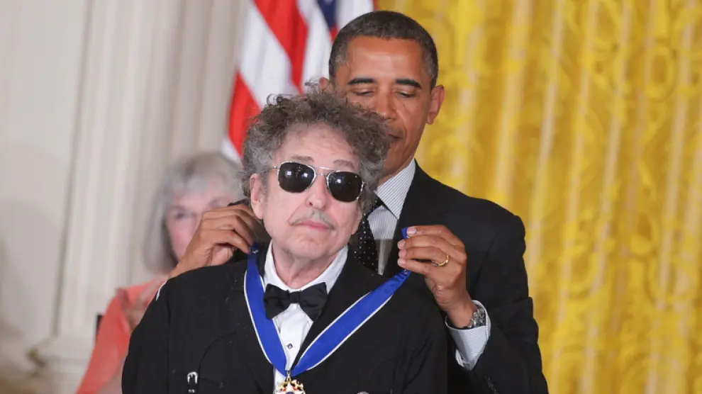 El presidente Obama le coloca a Dylan la Medalla de la Libertad