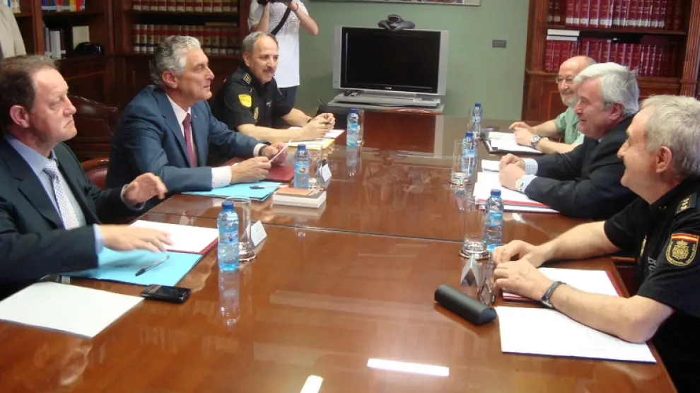 Reunió mantenida entre el consejero de Política Territorial e Interior, Antonio Suárez, y el delegado del Gobierno, Gustavo Alcalde