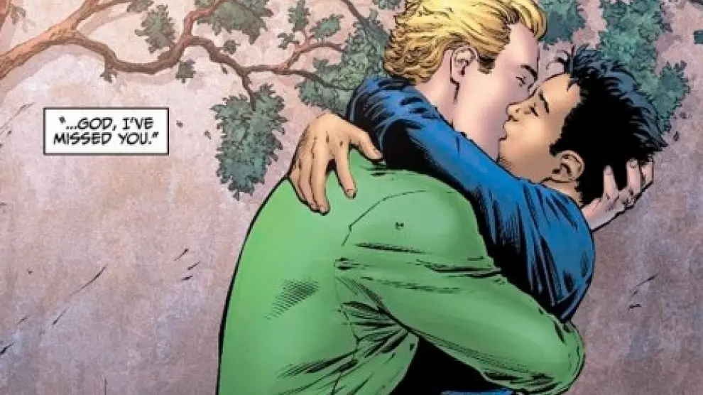 El superhéroe besando a su pareja