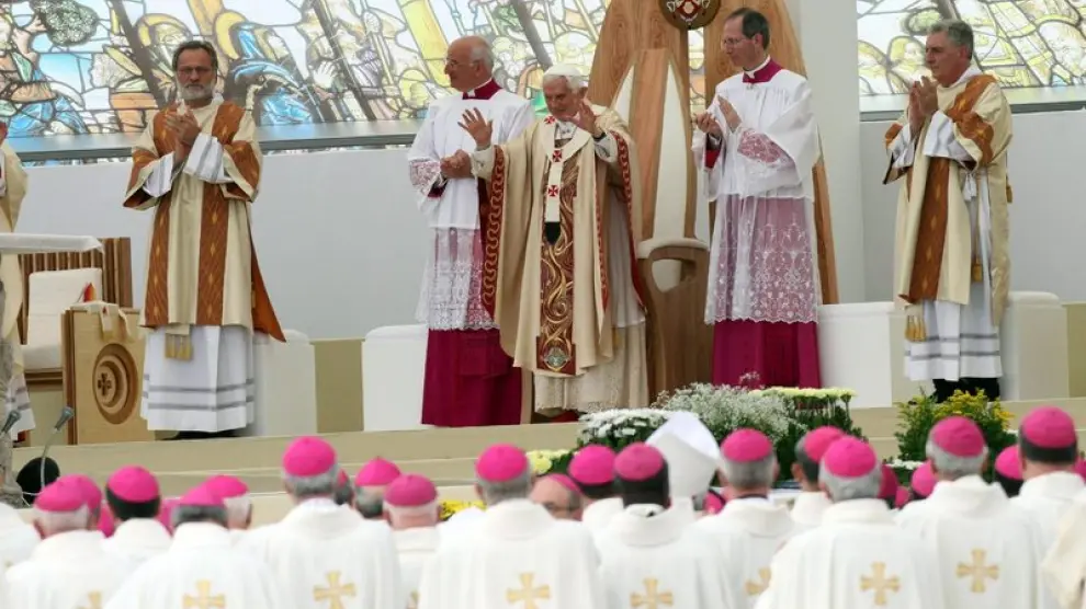 El papa Benedicto XVI (c) agradece a los fieles su asistencia tras oficiar una misa en el ámbito del VII Encuentro Mundial de las Familias