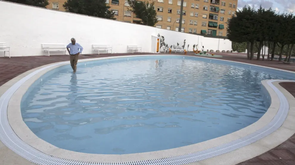 El concejal José María Gella inspecciona la piscina infantil de San Jorge