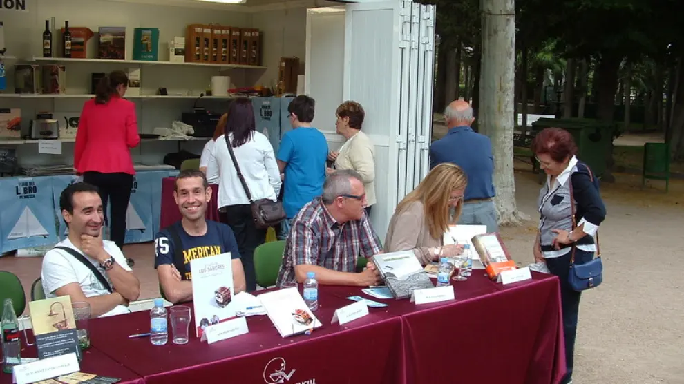 En la imagen, de izquierda a derecha, los autores Pedro Sánchez, Javier Abadías y Luz Gabás, en plena firma de libros