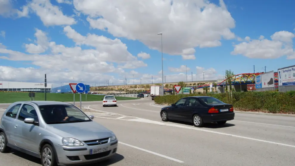 Rotonda que une el centro comercial con la plataforma logística y el aeropuerto