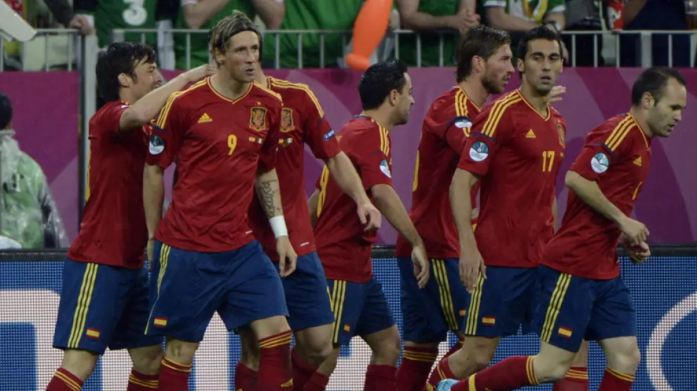 Los jugadores españoles celebran un gol ante Irlanda