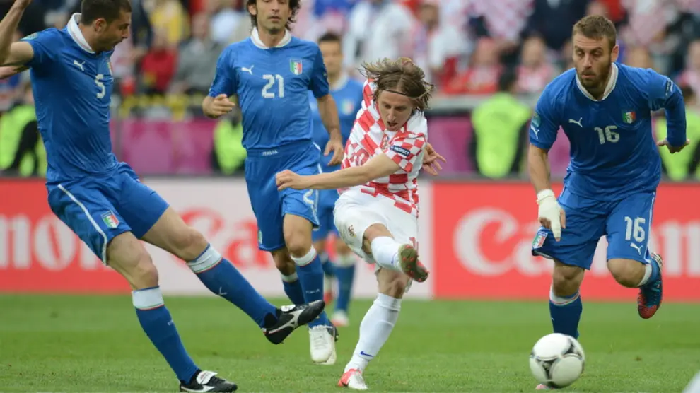 Luka Modric dispara ante los defensores italianos