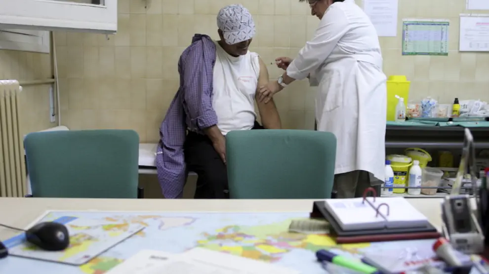 Un viajero se vacuna en la consulta de esta unidad zaragozana