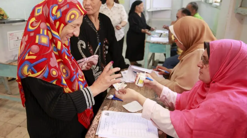 Una mujer egipcia vota en un colegio de El Cairo.