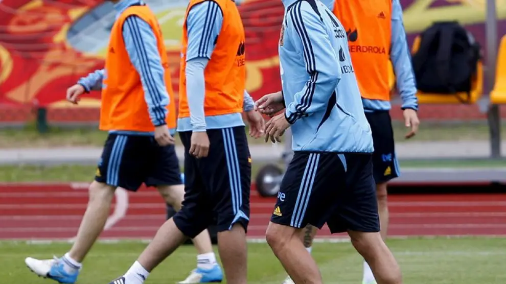 Gerard Piqué besa un balón durante los entrenamientos previos al partido contra Croacia.