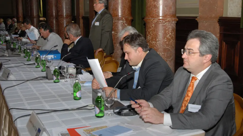Peralta (dcha.), en una reunión en Budapest en 2008
