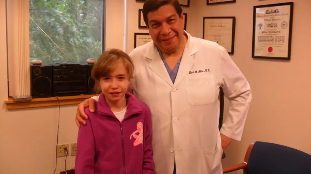 Aitana con el doctor Pedro del Nido en la última revisión en Boston