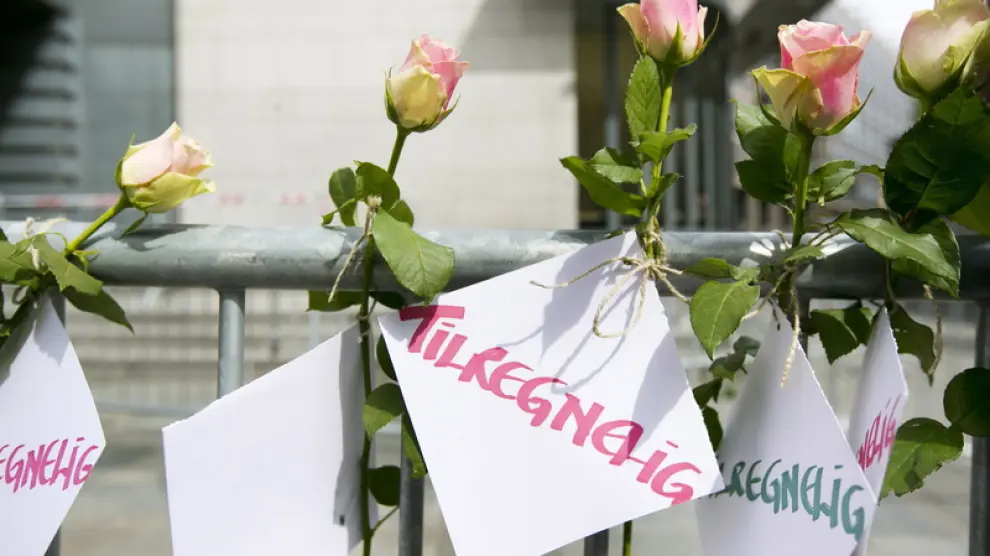 Rosas colocadas junto al Tribunal de Oslo en recuerdo de las víctimas.