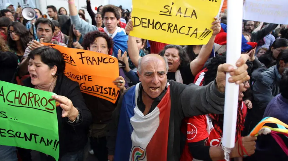 Manifestación de este domingo en Paraguay frente a la televisión pública