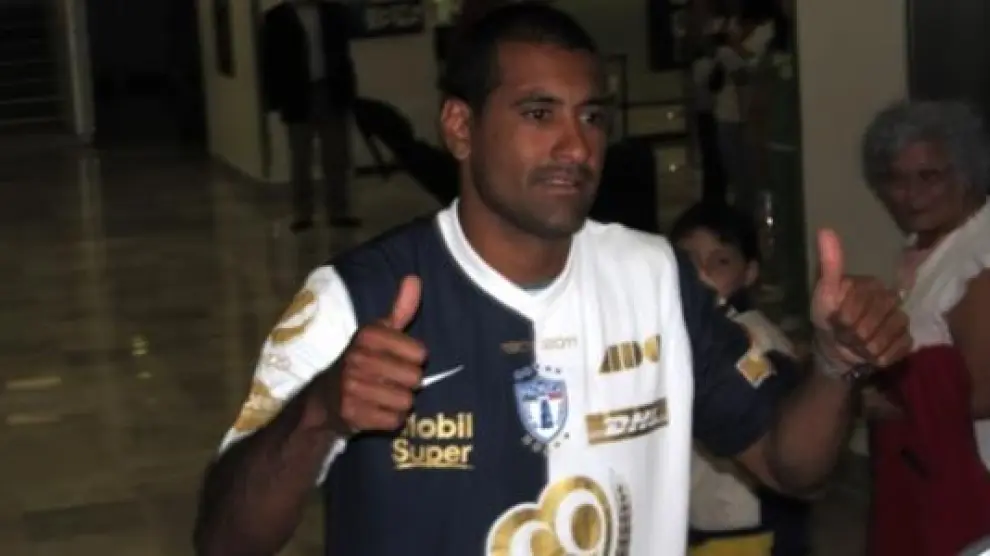 Paulo Da Silva posa con la camiseta del Pachuca a su llegada a Mexico