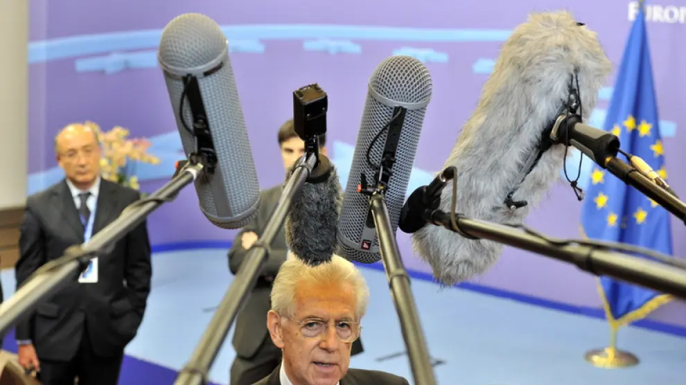 Monti abandona la reunión de la Eurozona rodeado de periodistas y micrófonos