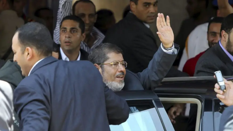 El islamista Mohamed Mursi, en el centro