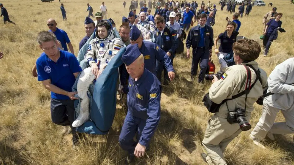 Momento en el que trasladan a uno de los astronautas