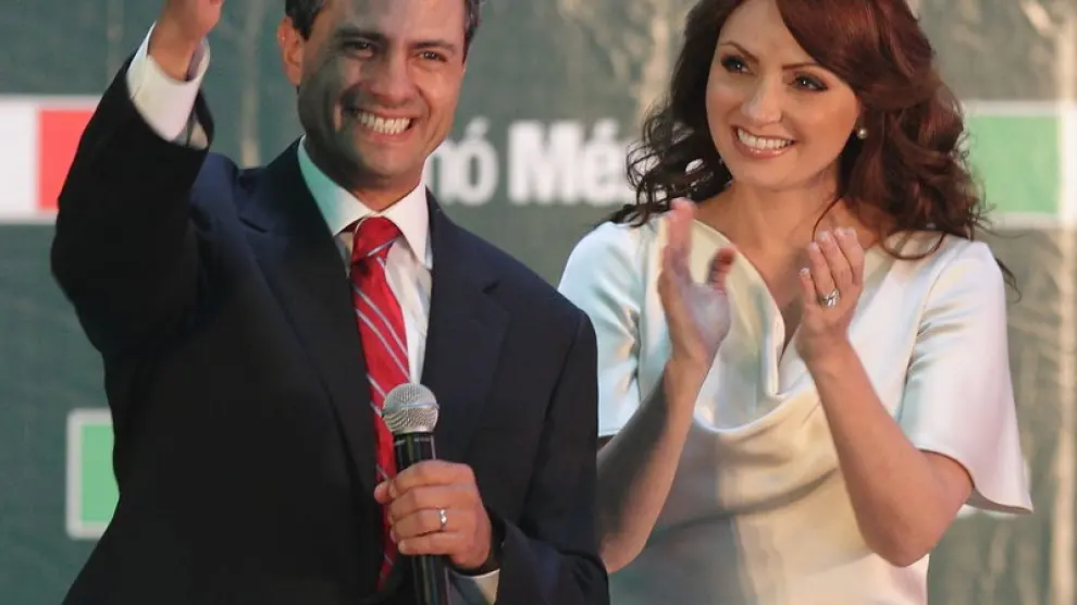 El candidato del PRI Enrique Peña Nieto junto a su esposa.