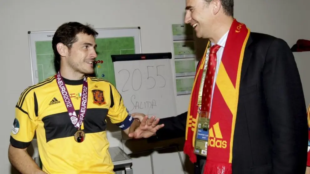 El Príncipe saluda a Iker Casillas al final del partido