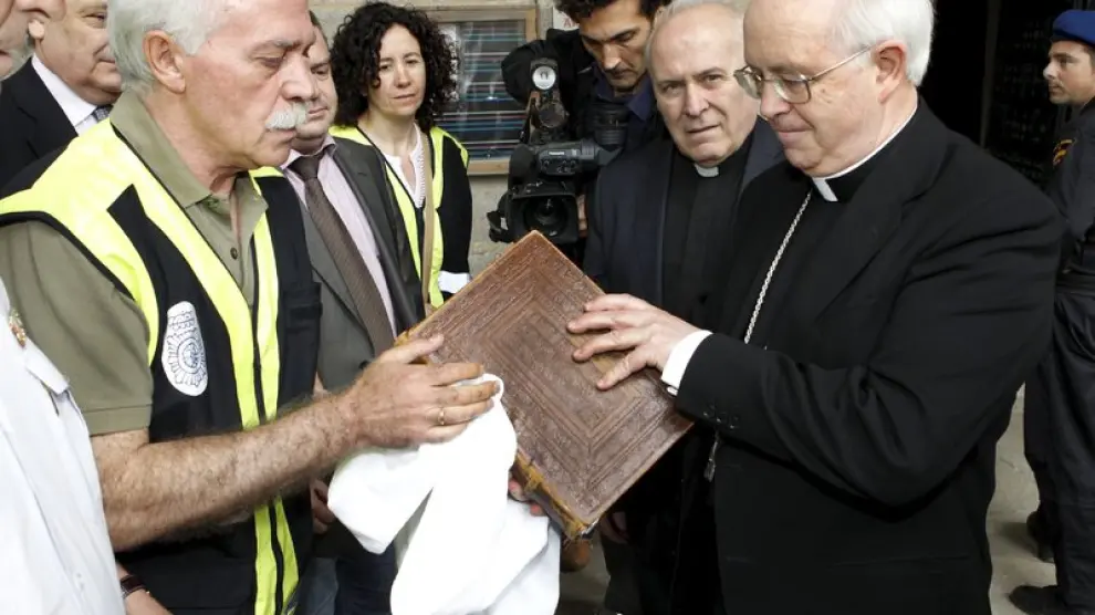 El arzobispo de Santiago ha comprobado el estado del Códice Calixtino tras su recuperación.