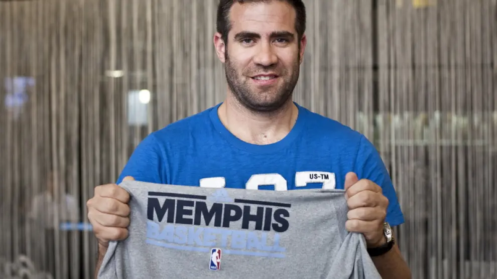 Carlos Cabezas con la camiseta de entrenamiento de Memphis Grizzlies