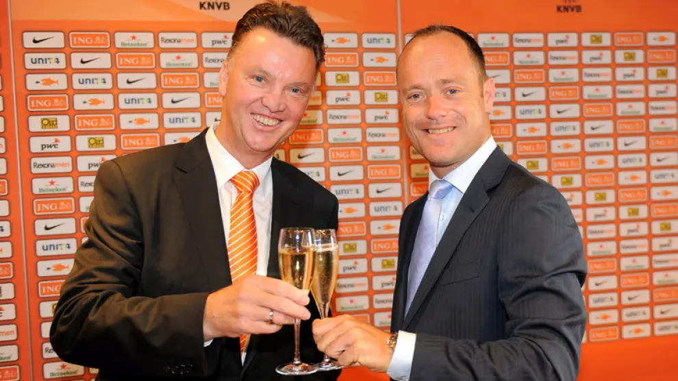 Van Gaal brinda con el director de la federación holandesa