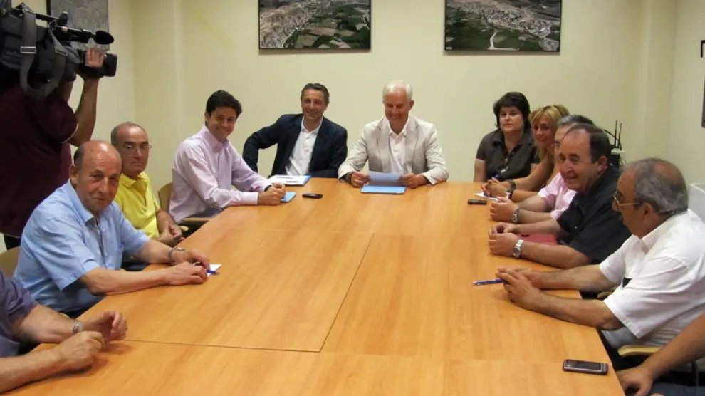 Suárez se ha reunido este lunes con los alcaldes de los barrios rurales.