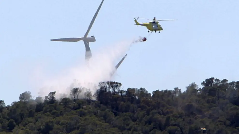 Un helicóptero descarga agua sobre el incendio