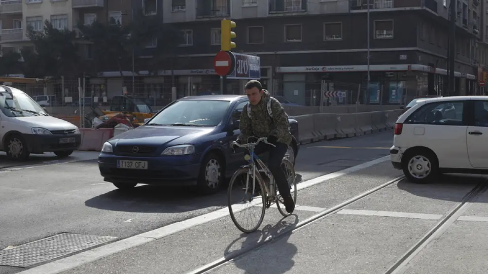 Un ciclista circula por las vías del tranvía