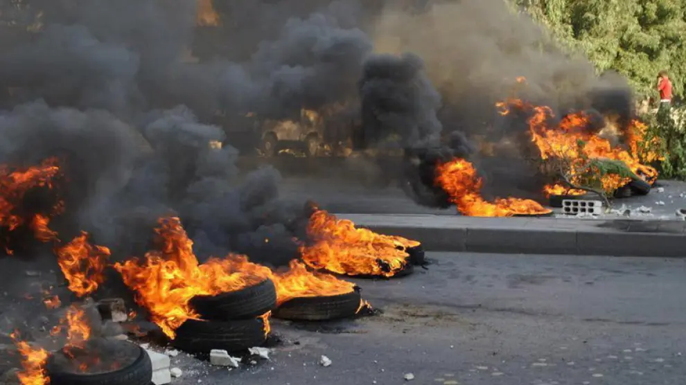 Barricadas de neumáticos quemados en las calles de Damasco