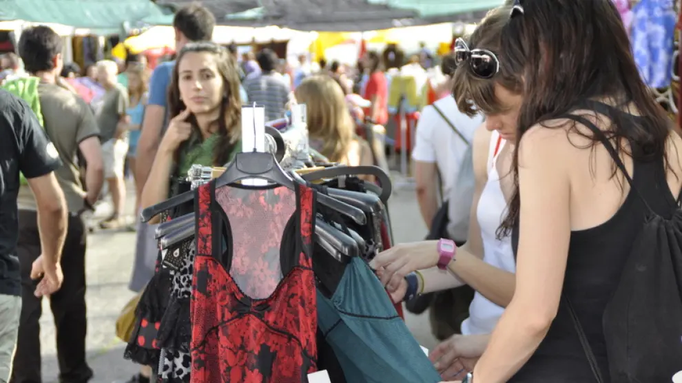 Compradores en el mercadillo 'Mercados del mundo' de Sallent