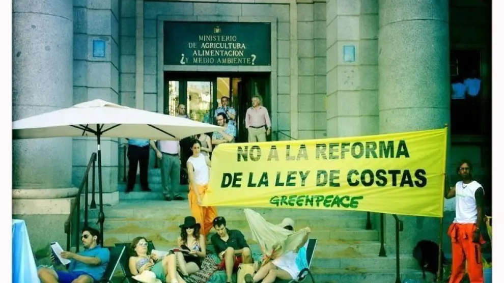 Protesta de Greenpeace en una improvisada playa frente al Ministerio de Medio Ambiente