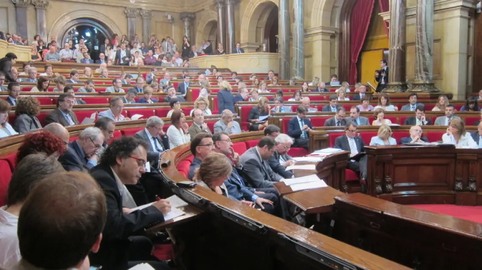 Imagen de un pleno del Parlamento catalán